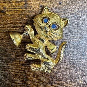 Avon FRISKY KITTY Gold Cat Brooch with Bell Blue Crystal Eyes Vintage 1970’s